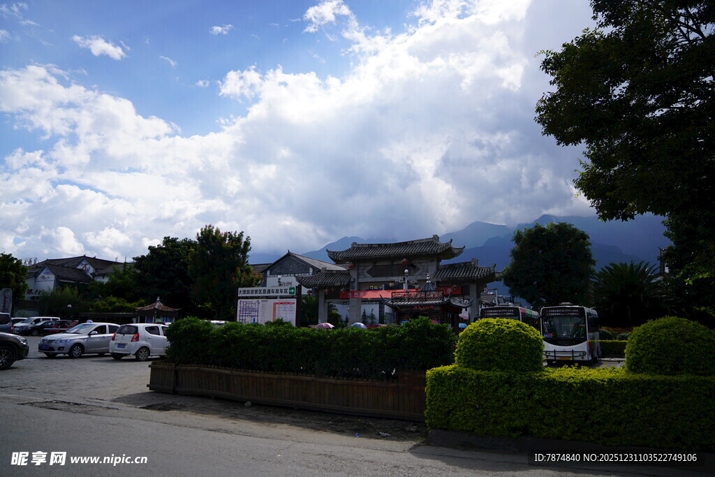 中式建筑旁的停车场景观