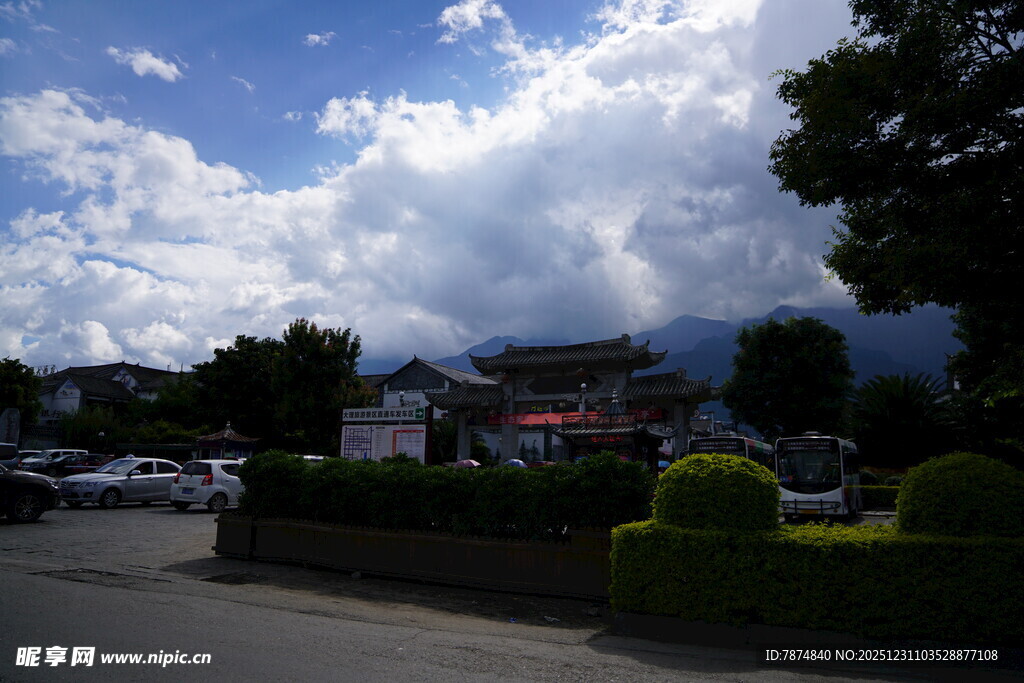 小镇街景蓝天白云绿树