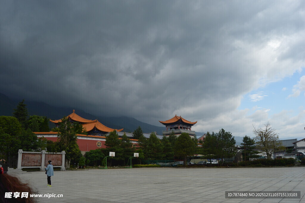 乌云下的中式建筑广场