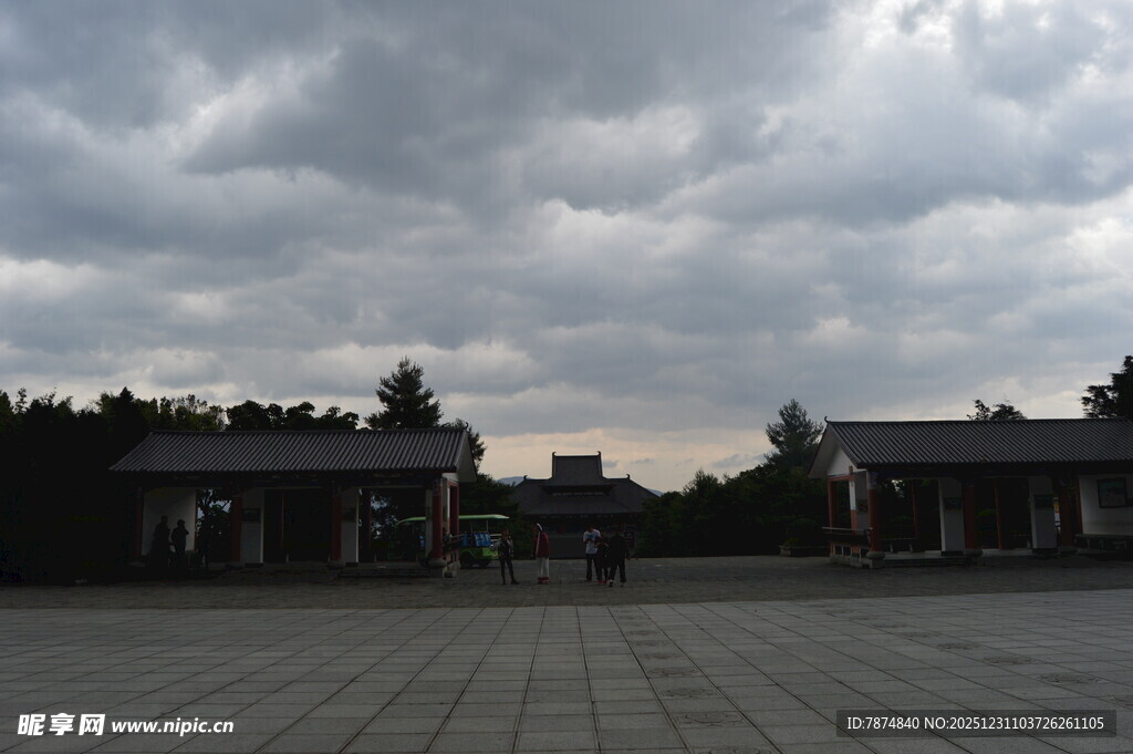 阴天的中式建筑广场