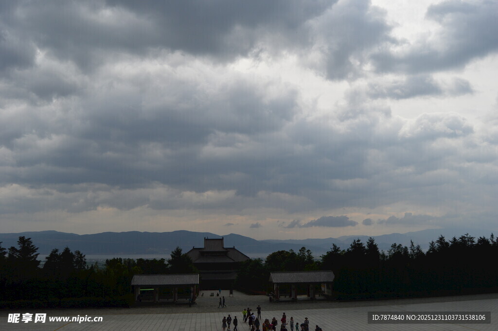 湖畔乌云下的景致