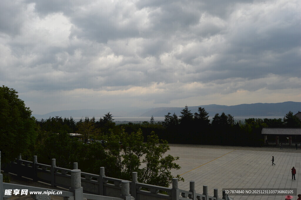 阴天的开阔景观