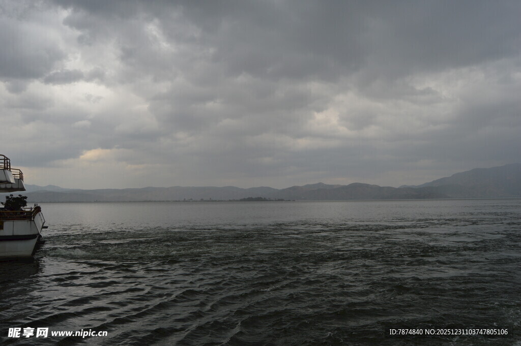 海上孤舟迎风雨