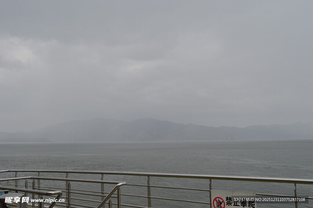 雾中观景台眺望海景