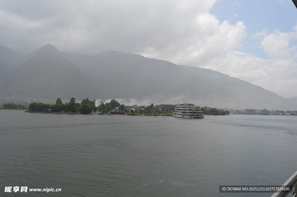 湖畔远山景 静谧风光