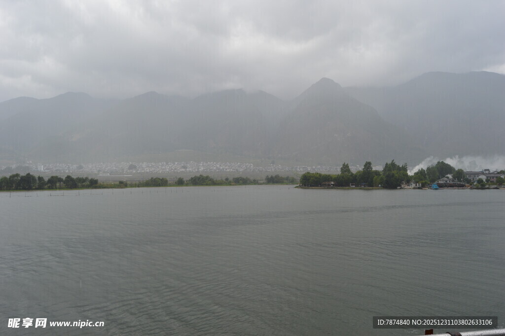 阴天湖畔风景