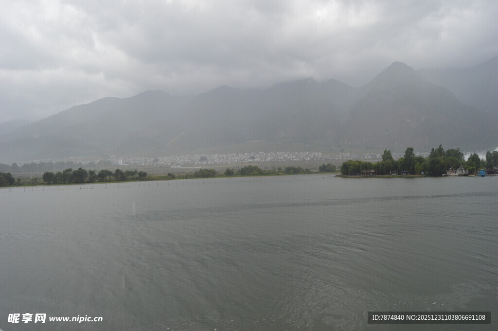 湖畔远景 云雾缭绕山水间