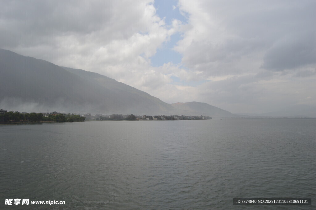 云雾笼罩下的宁静湖景
