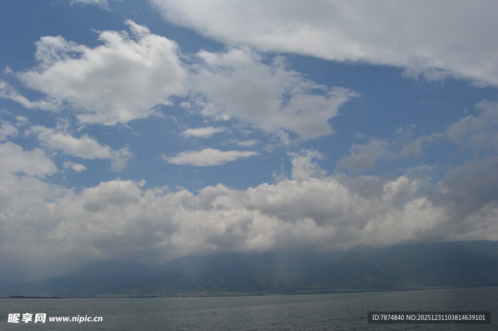 蓝天白云下的辽阔水域