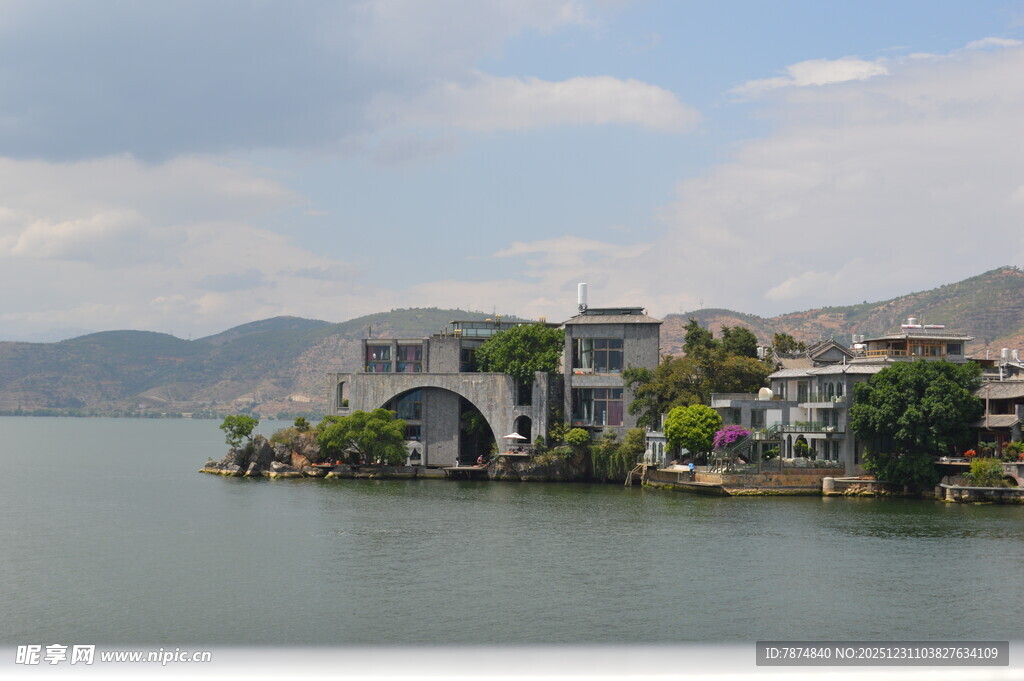 湖畔古桥与山水相依