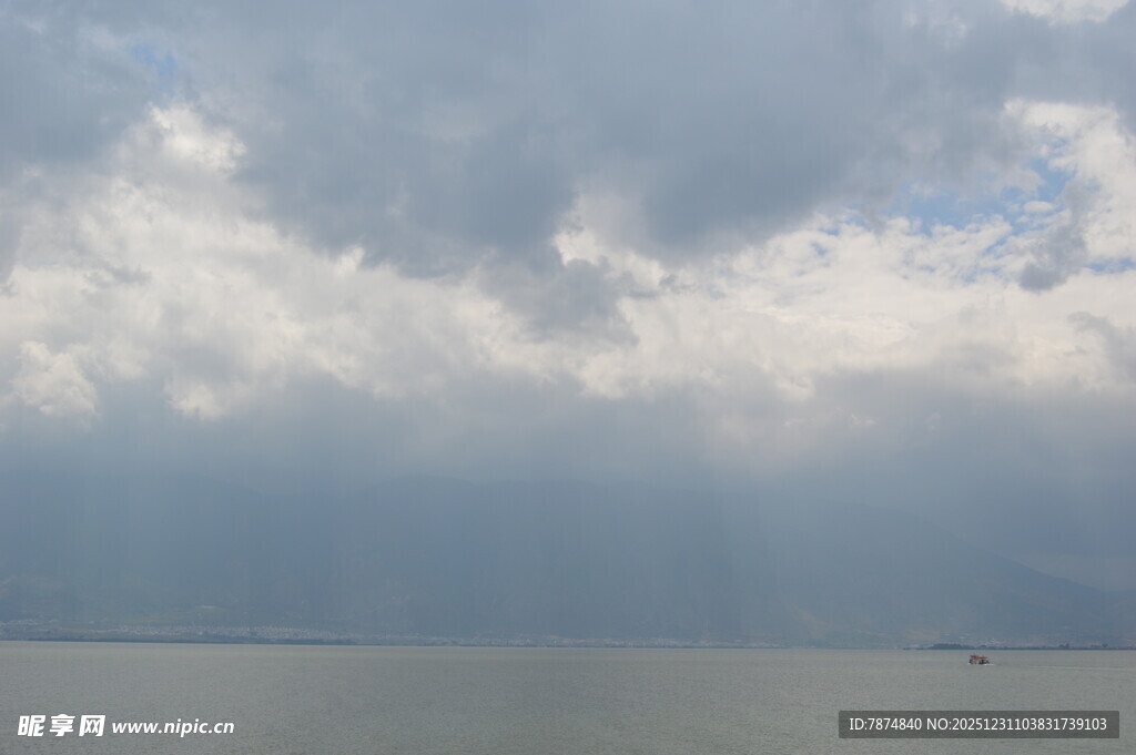 阴云笼罩下的平静水面