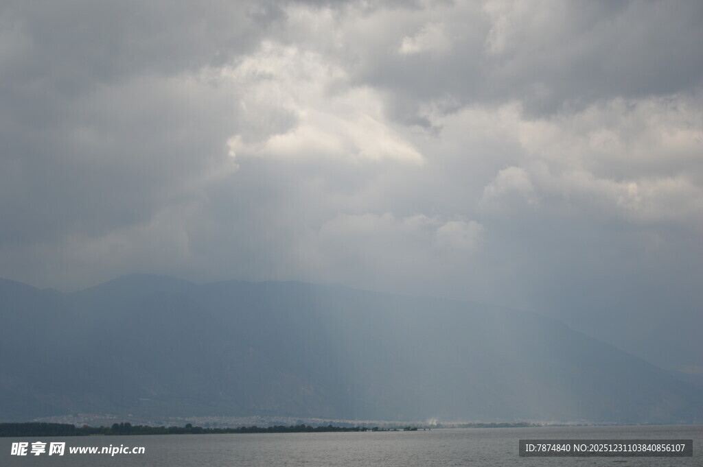 云隙间洒下的天光美景