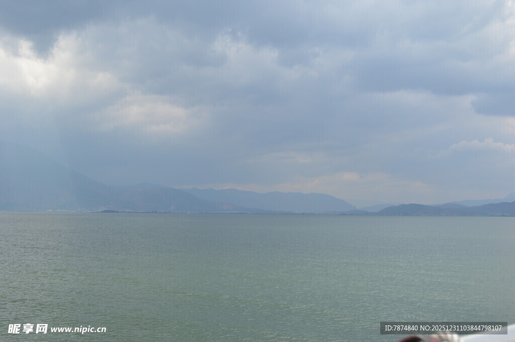 湖畔云景 天光洒落水面
