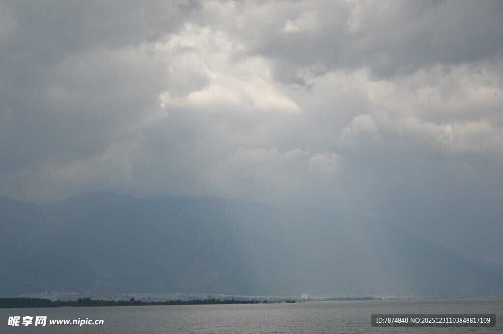 云隙间洒下的天光美景