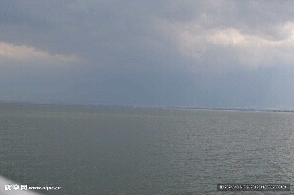海上阴云密布的壮阔景象