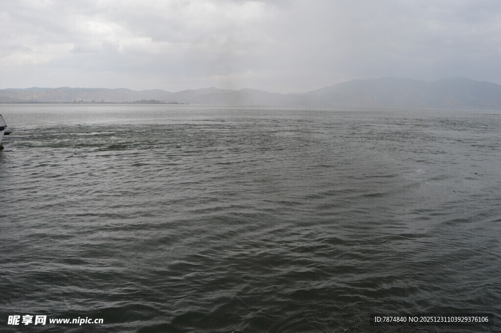 海上雾景 一人孤影