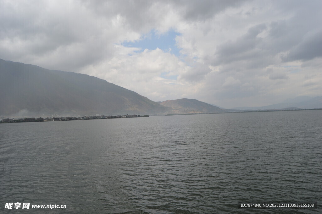 湖畔远山 云下静谧水域