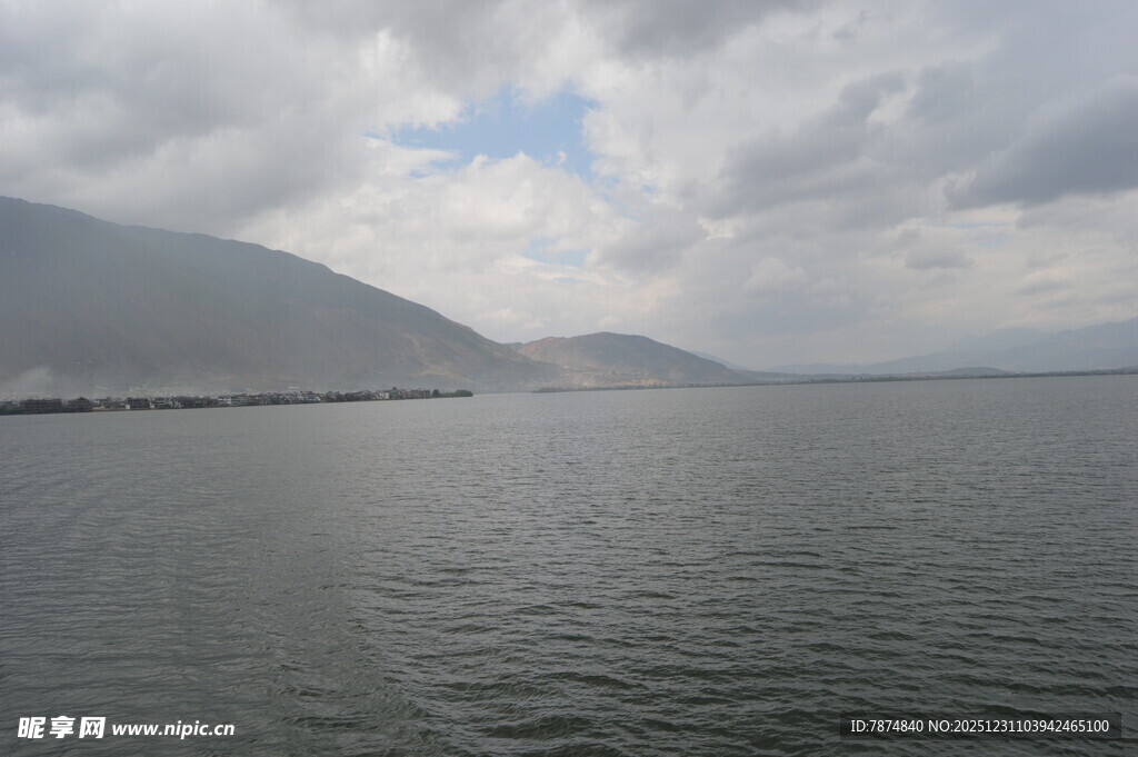 云雾笼罩下的山水湖泊