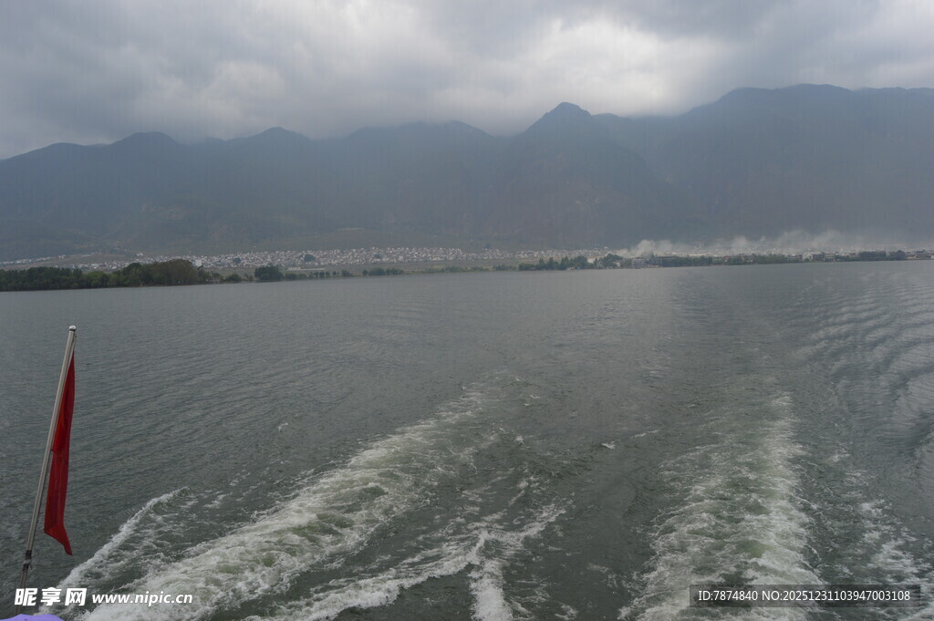 湖面行舟泛起白色浪花