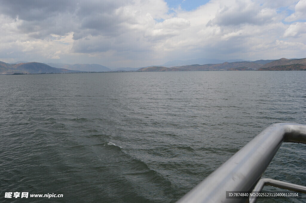 船中视角的辽阔水域风光
