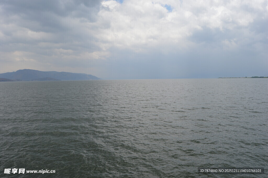 广阔湖面与远处山峦景观