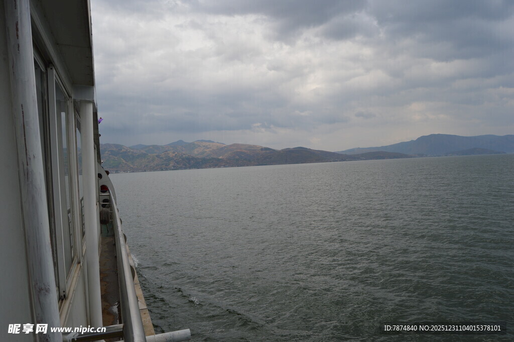 船边海景 阴云下的广阔水域