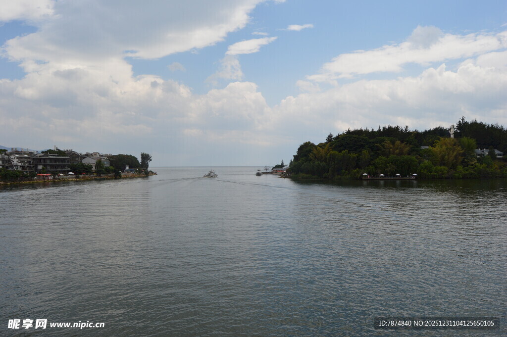 宁静河景 两岸绿意点缀