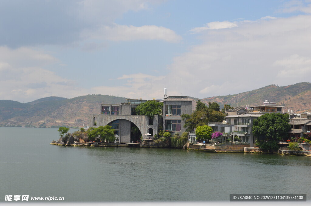 湖畔村庄 山水相依美景
