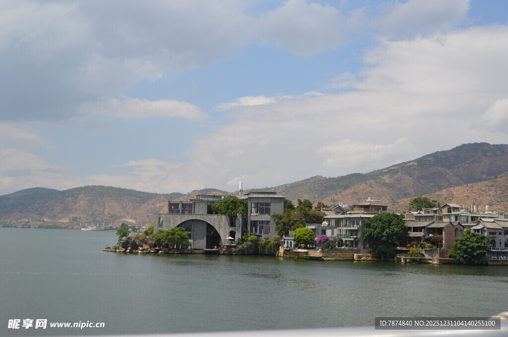 湖畔依山而建的美丽村落