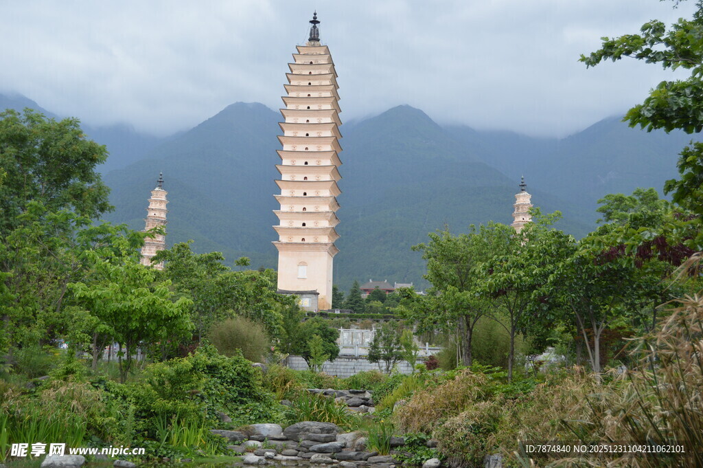 山林间的古老高塔