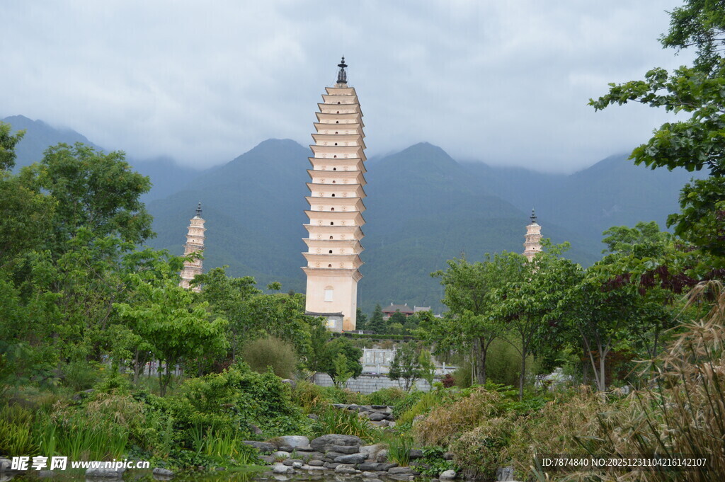 山林间的巍峨古塔