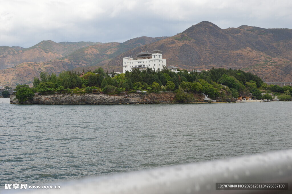 孤岛上的白色建筑