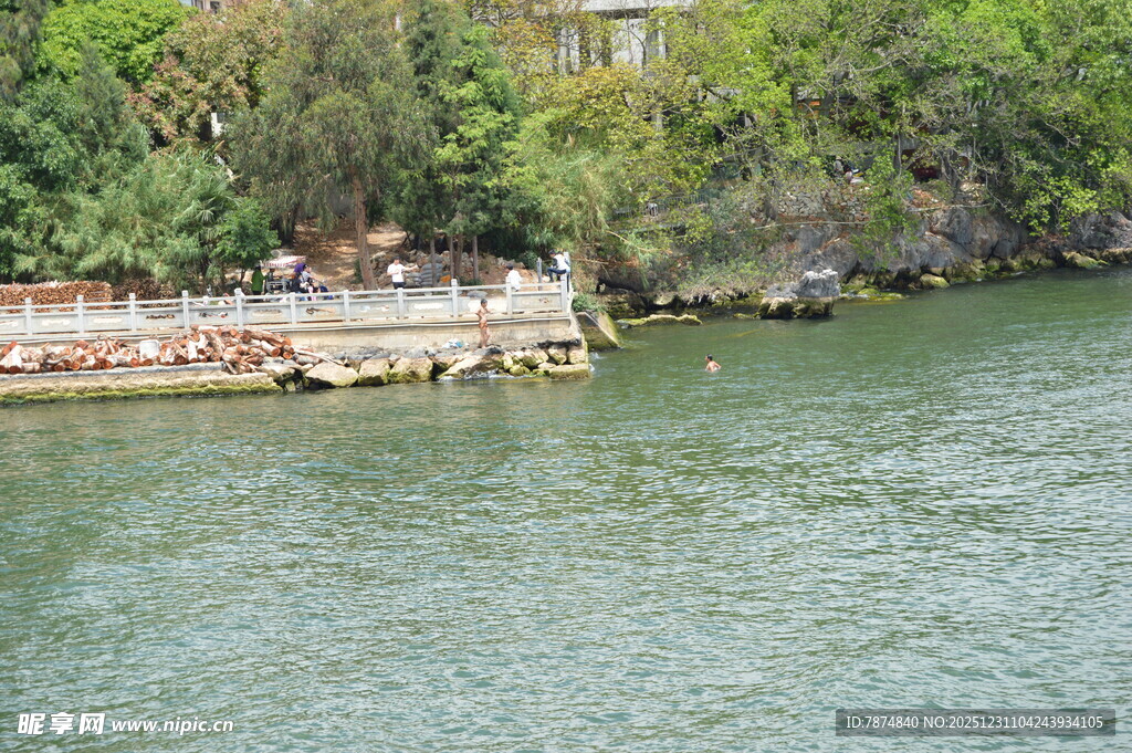 河畔风景 岸边停泊船只