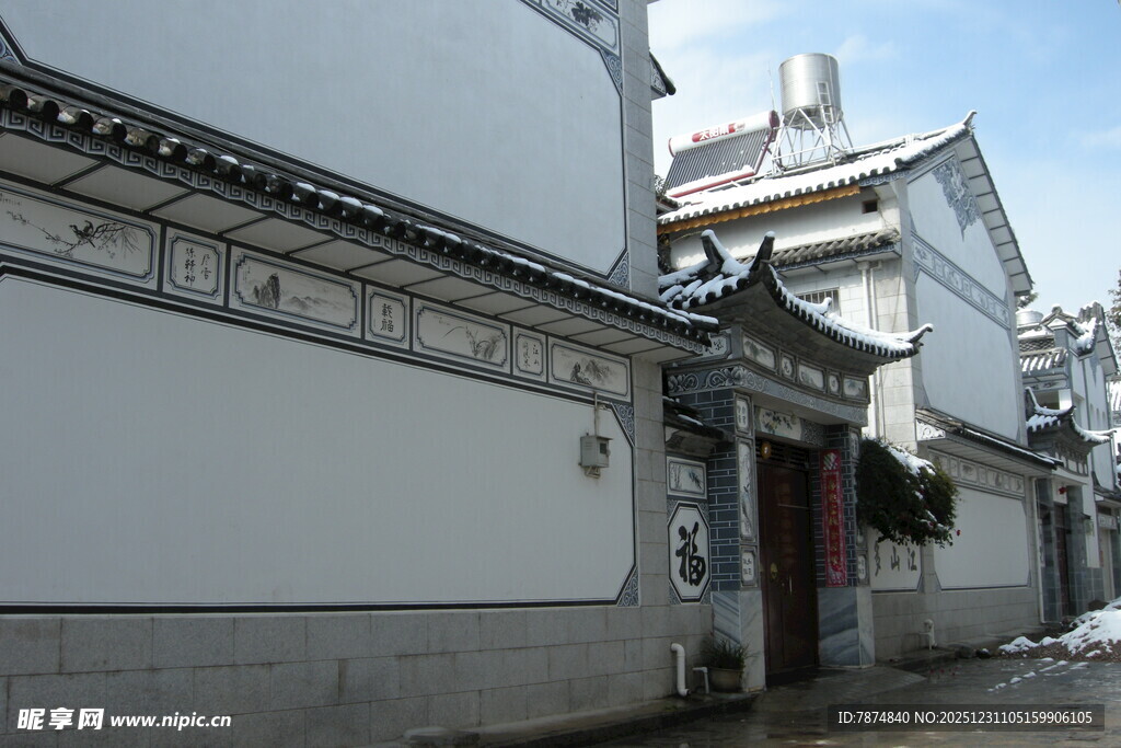 古巷白墙民居景致