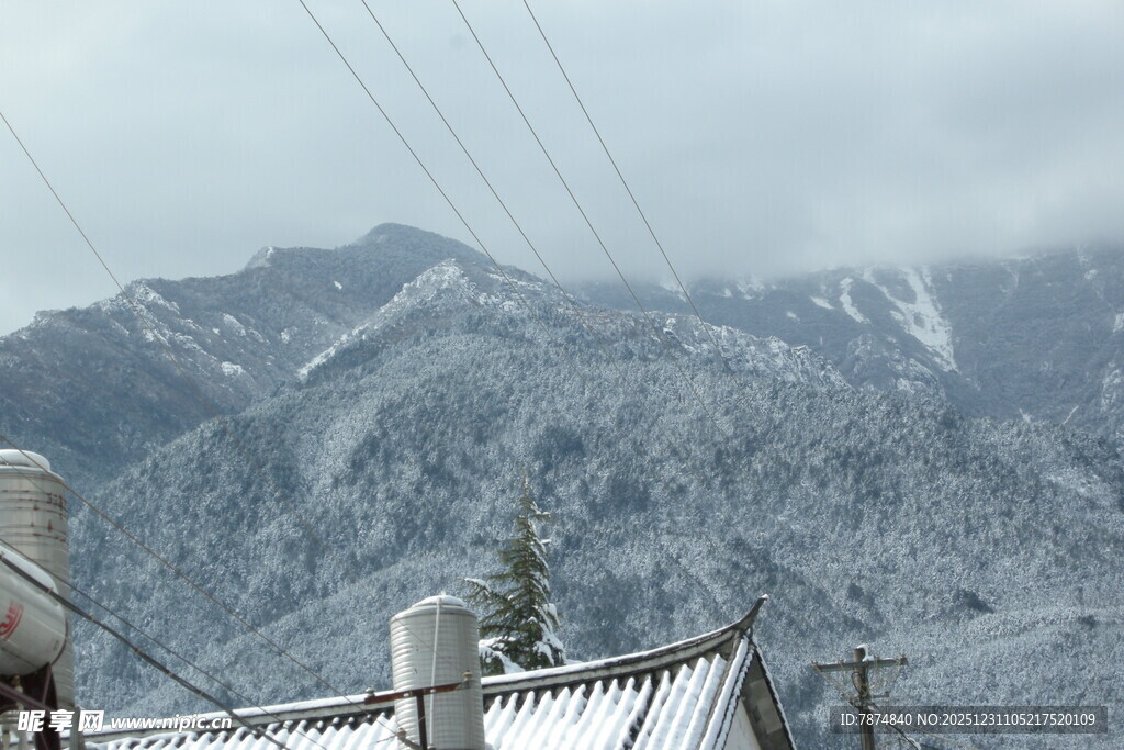 雪覆山峦的冬日景致