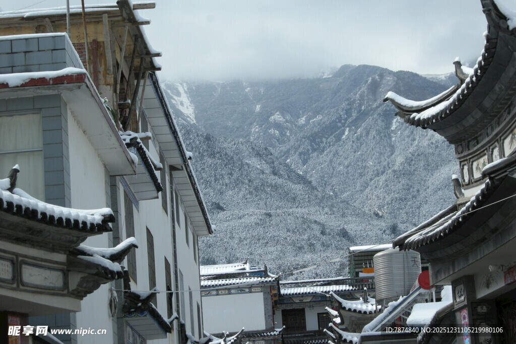 雪覆古巷与远山