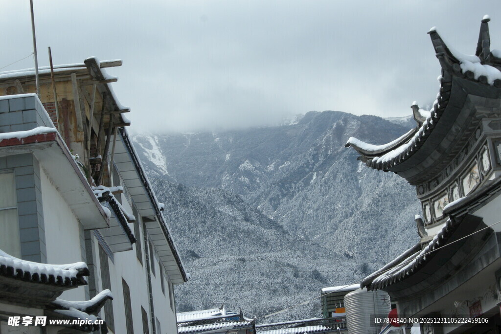 雪覆古建与远山美景