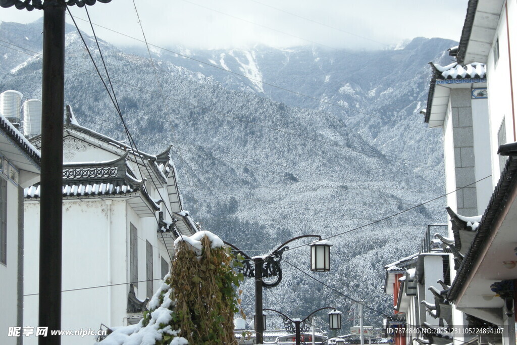 雪覆山间小镇街道美景