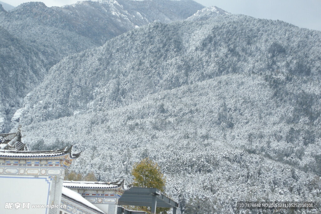 雪覆山峦间的静谧景致