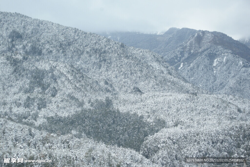 雪覆山峦美景