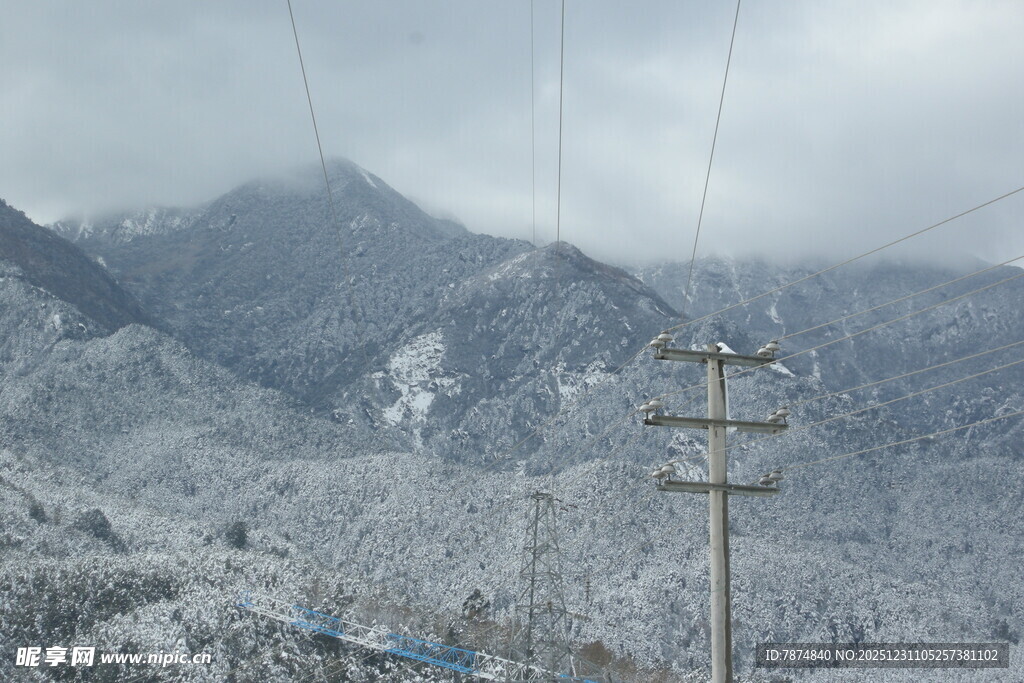 雪覆山峦间的电力设施
