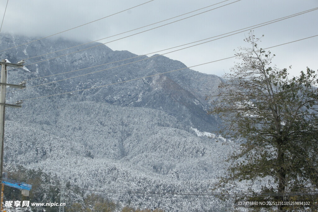 雪覆山峦的冬日美景