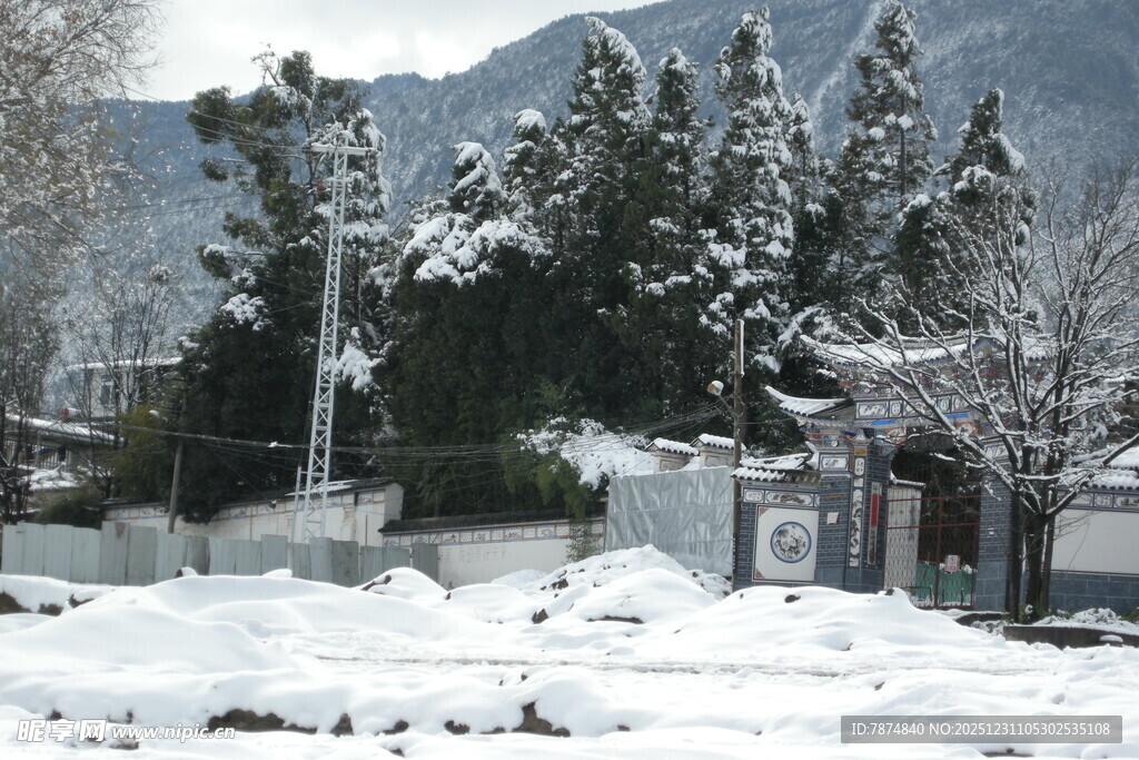 雪覆山村景