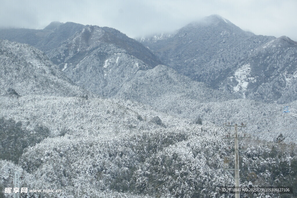 雪覆山峦美景