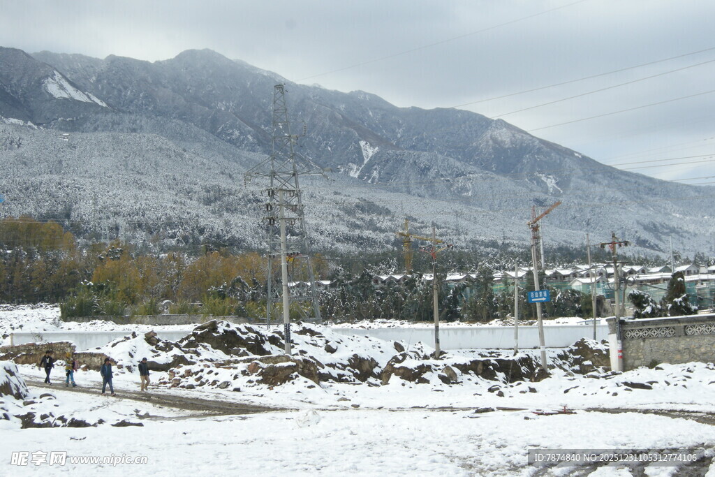 雪覆山村 静谧冬日景象