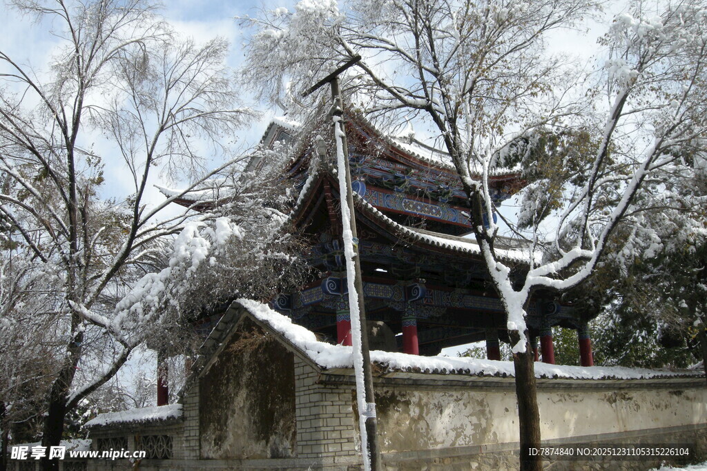 雪覆古亭尽显冬日韵味
