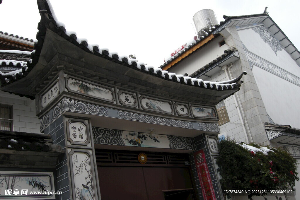 中式传统门楼建筑特写