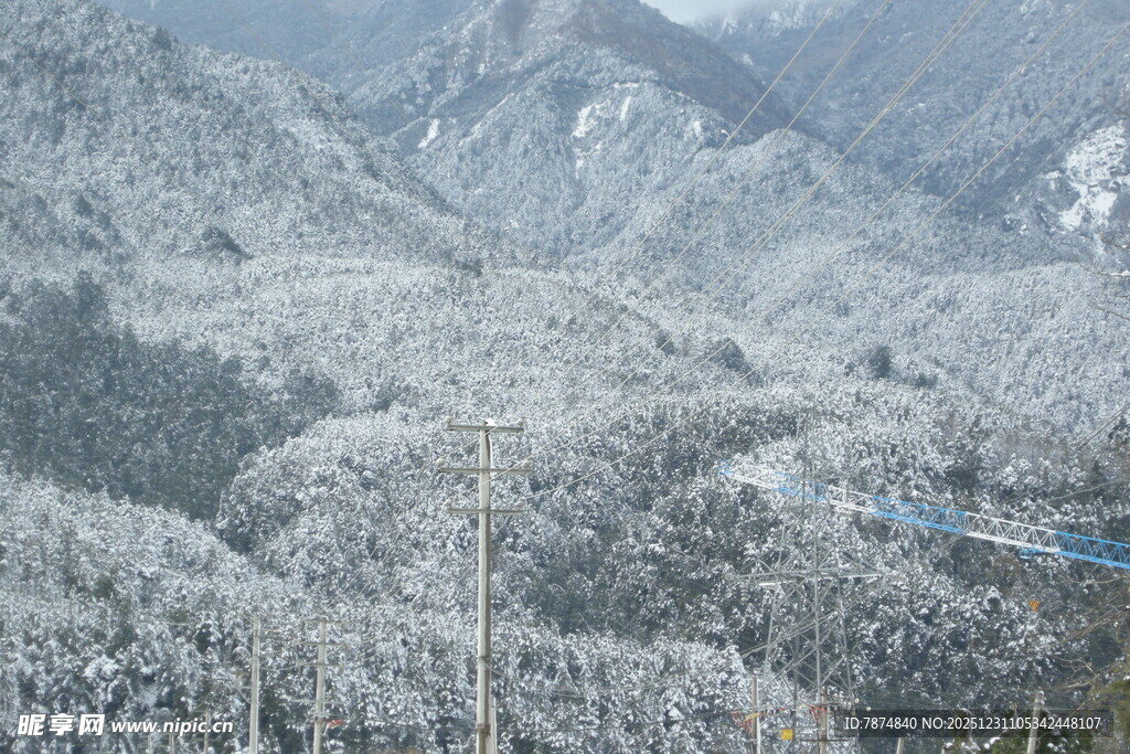 雪覆山峦美景