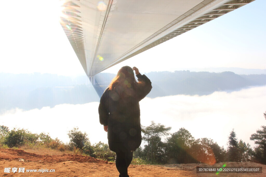 女子赏云海美景