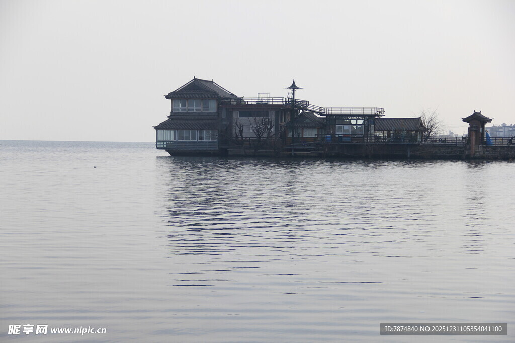 海上孤船 静谧水面景象